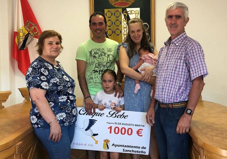 Imagen principal - La familia, tras recibir el cheque bebé por parte del Ayuntamiento de Sanchotello.