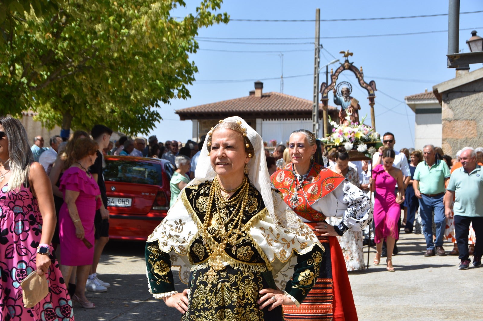 Procesión de gala en Golpejas por San Bartolomé