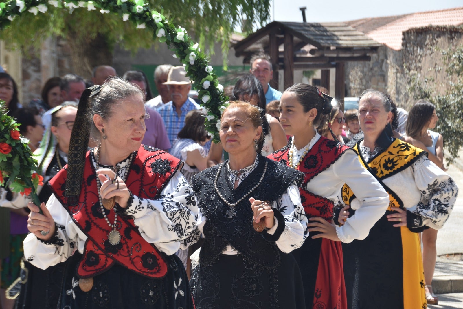 Bailes y vítores en el día grande de Martinamor