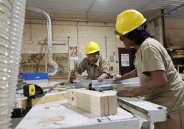 Dos alumnas en un curso de carpintería.