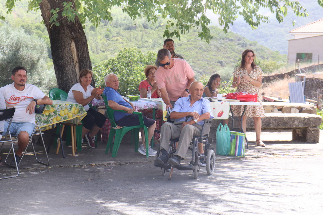 Molinillo disfruta de su paella y de su abuelo centenario