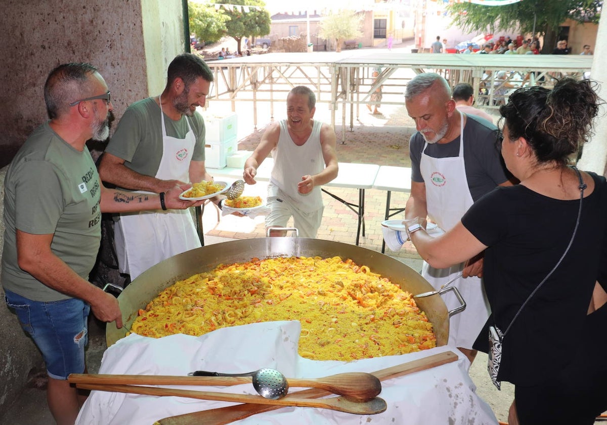 Molinillo disfruta de su paella y de su abuelo centenario