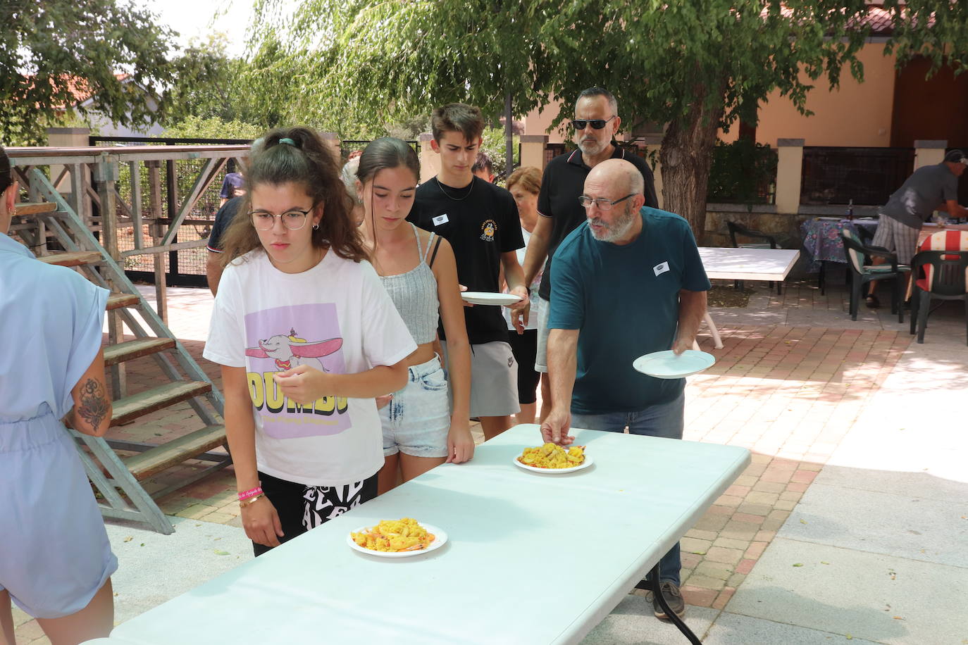 Molinillo disfruta de su paella y de su abuelo centenario