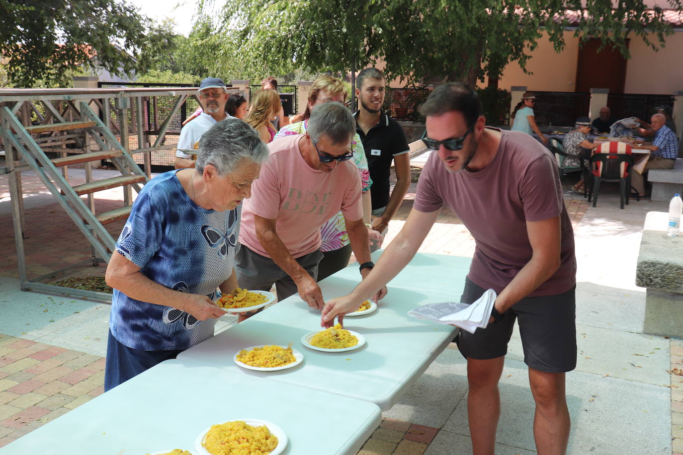 Molinillo disfruta de su paella y de su abuelo centenario