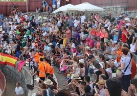 Aficionados disfrutando del festejo taurino en la plaza de toros del Gozo