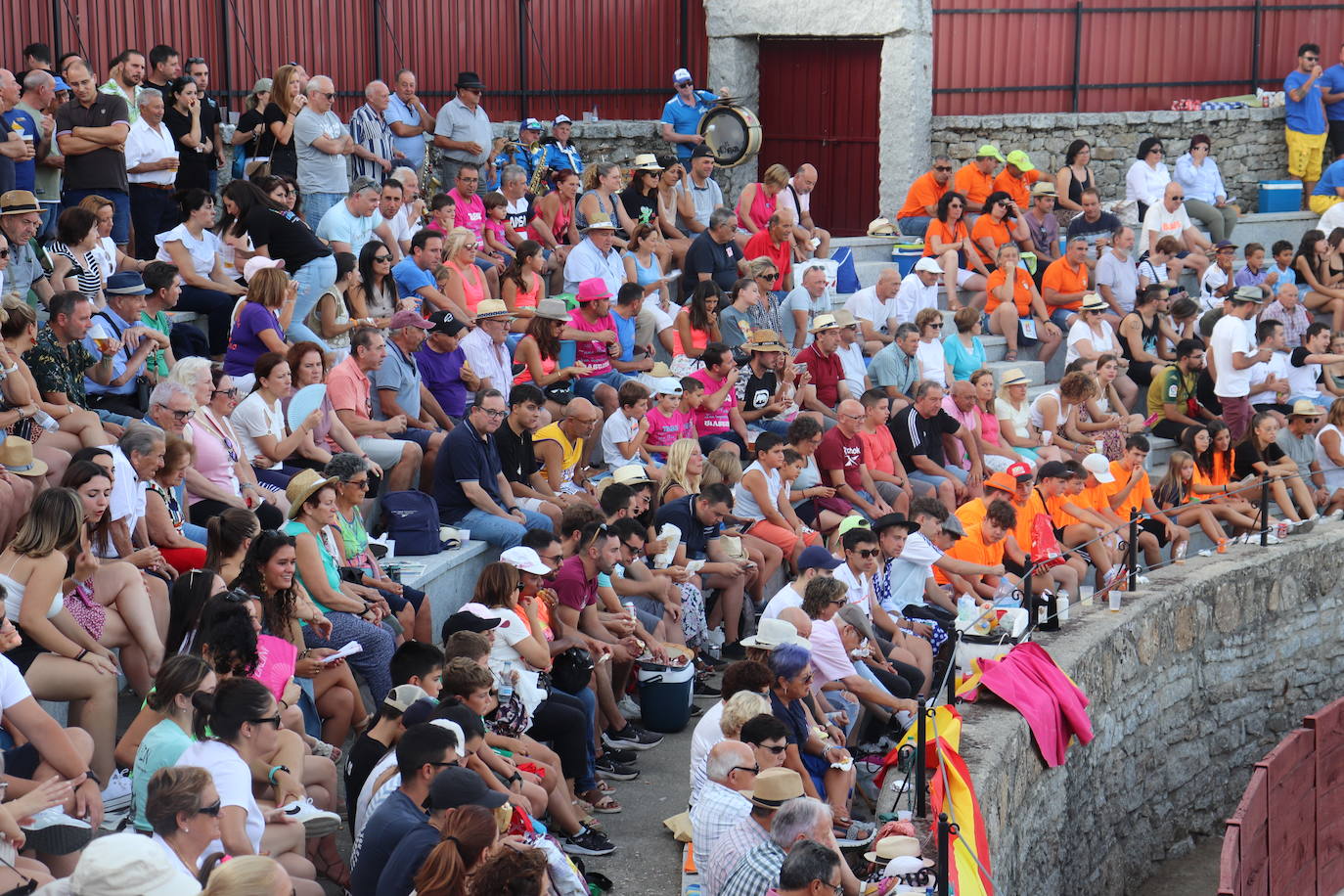 Peñas y toros, animada tarde festiva en el coso de Los Santos