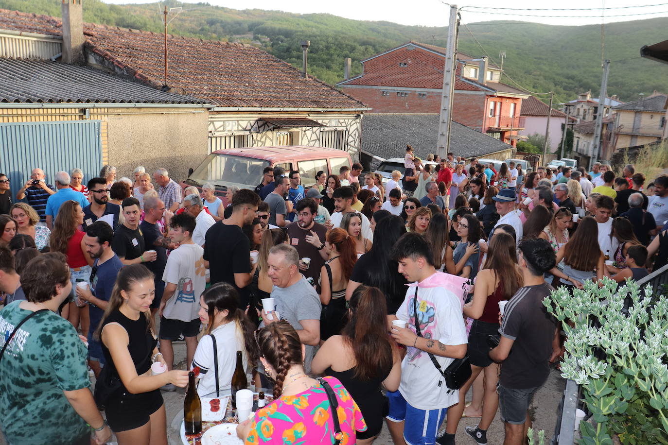 Santibáñez de la Sierra disfruta de sus bodegas a ritmo de charanga