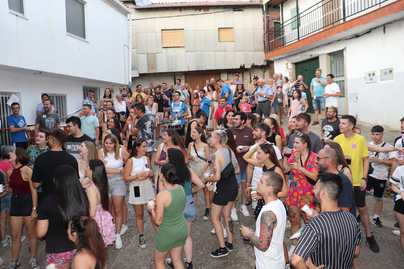 Santibáñez de la Sierra disfruta de sus bodegas a ritmo de charanga