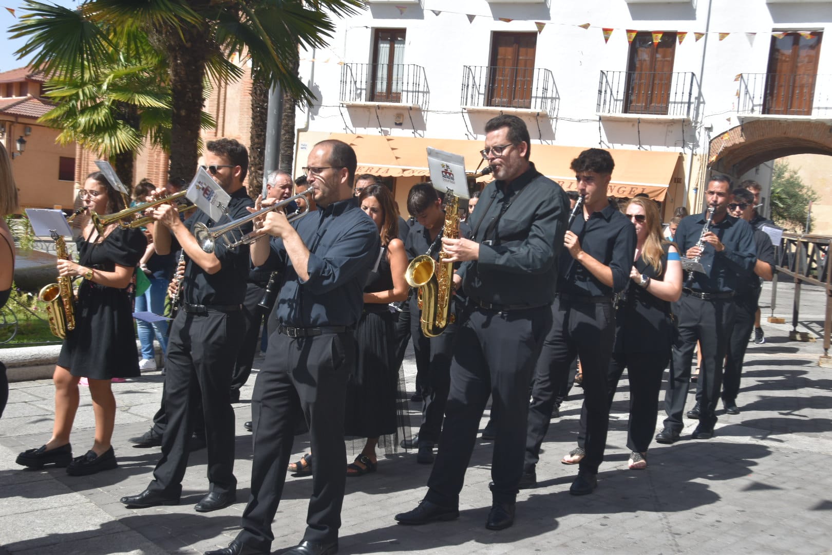 Emotiva salida de clausura de Santa Teresa en Alba