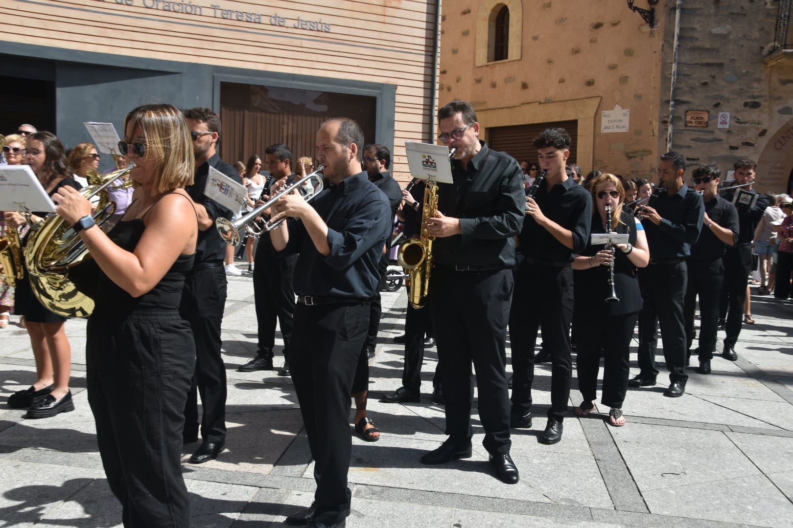 Emotiva salida de clausura de Santa Teresa en Alba