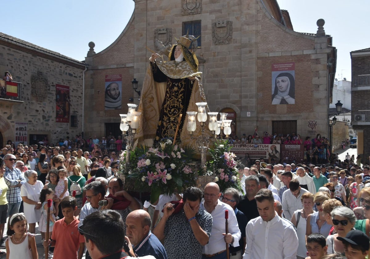 Emotiva salida de clausura de Santa Teresa en Alba