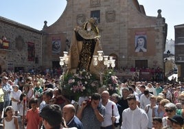 Más de un millar de personas arropó a la imagen durante la procesión