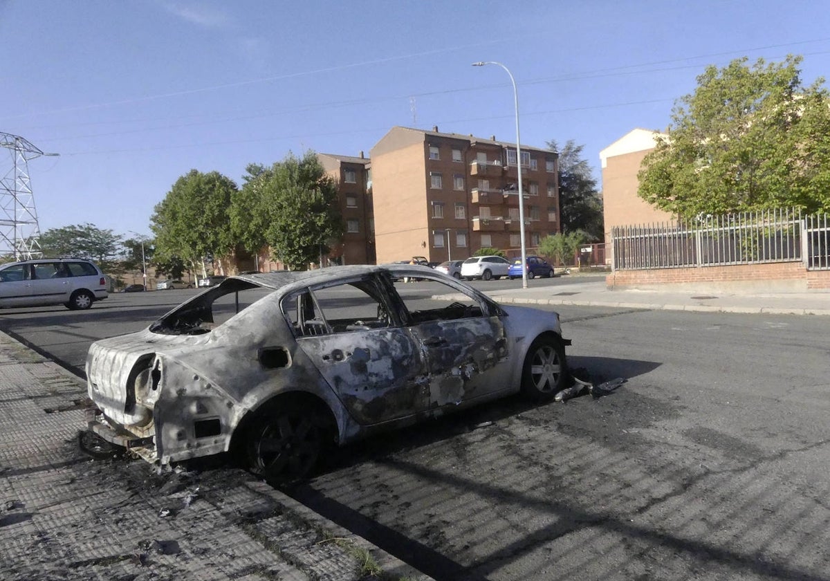 Así quedó el coche calcinado en el barrio de Buenos Aires.