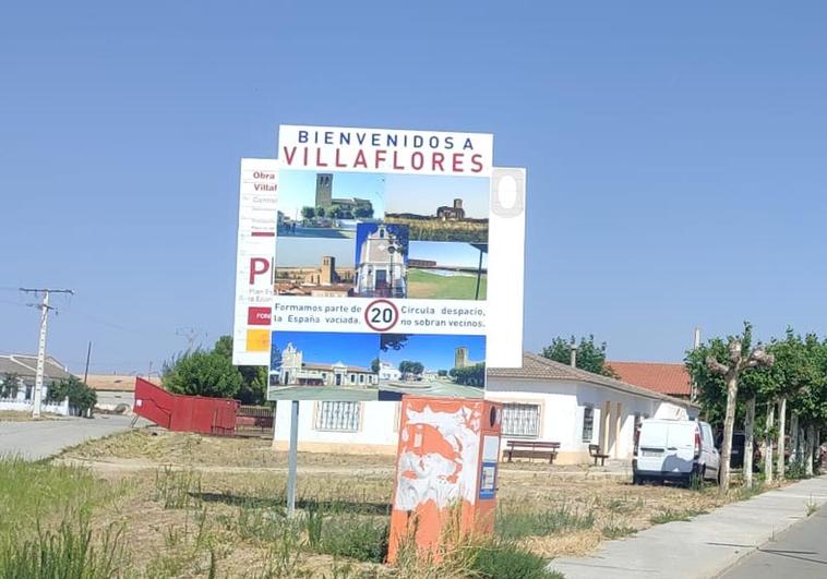 El curioso cartel en la entrada de un pueblo salmantino para recordar que pertenece a la España Vaciada