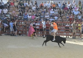 Salto de un mozo a la vaquilla durante el festejo celebrado en El Cabaco