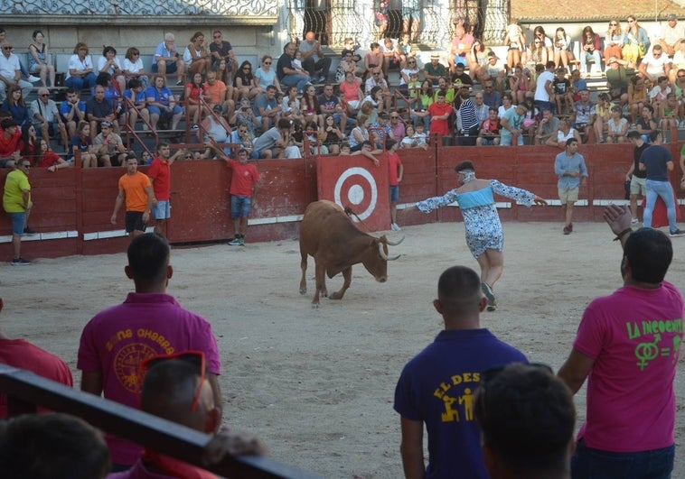 Villavieja aclama a la patrona en una capea de lo más movida
