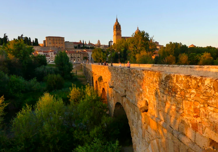 Imagen principal - Atardecer desde el casco histórico de Salamanca.