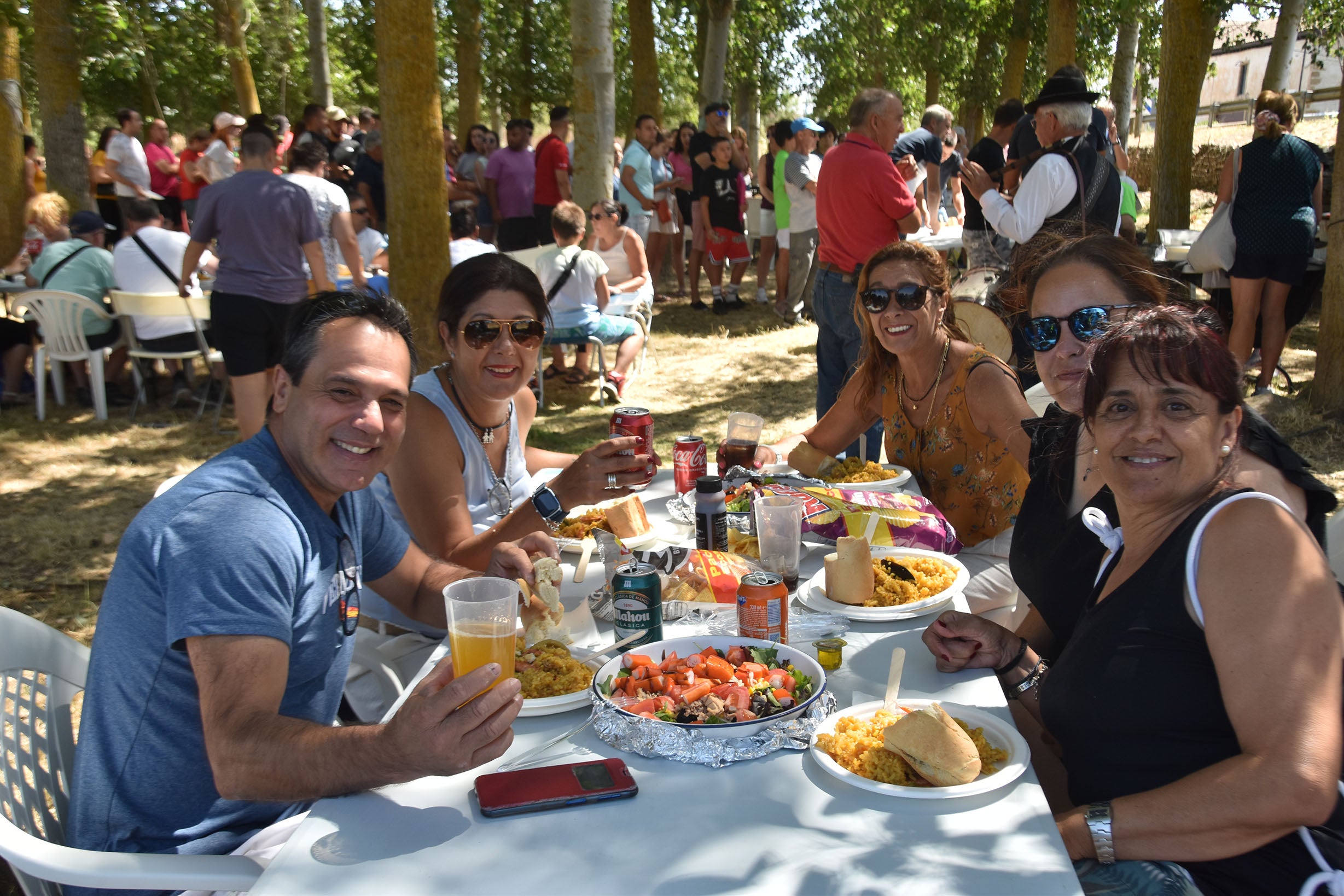 Golpejas despide sus fiestas con 400 raciones de paella