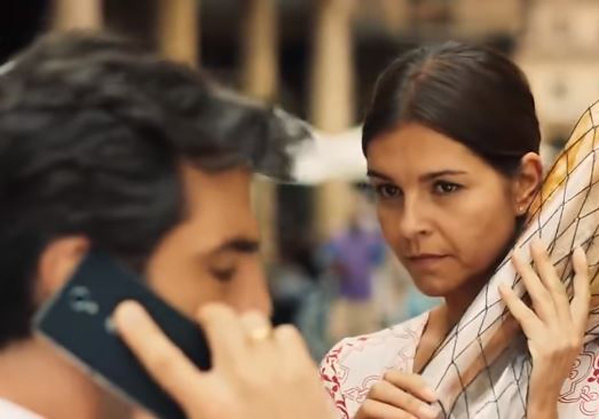 Fotograma de la protagonista con un jamón ibérico al hombro.