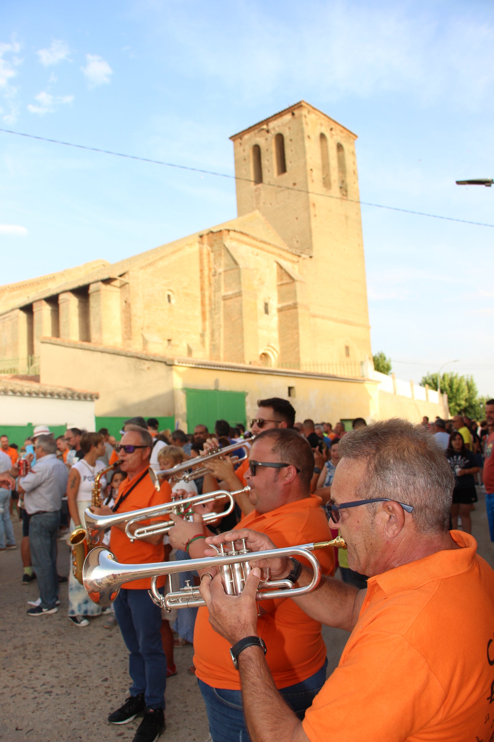 Las peñas llenan de animación las calles de Villaflores