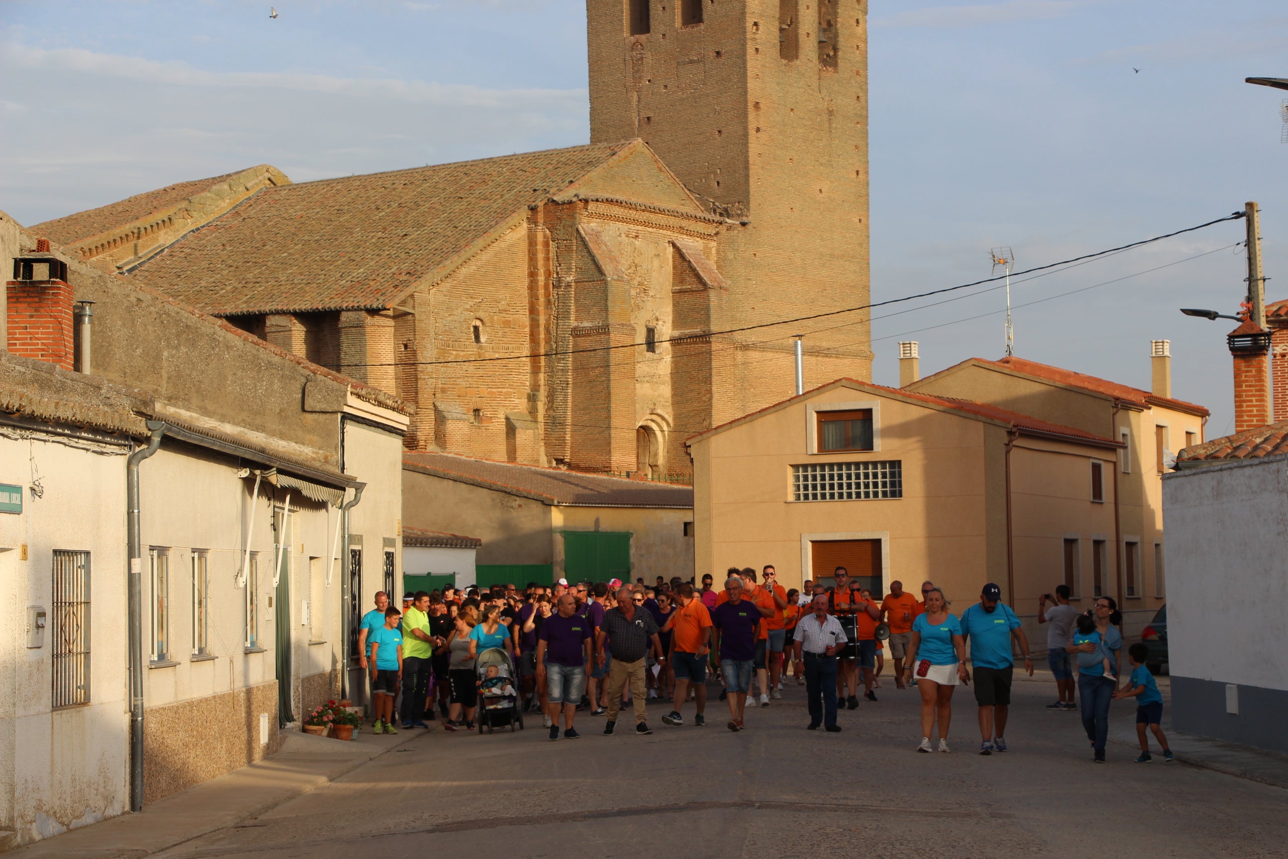 Las peñas llenan de animación las calles de Villaflores