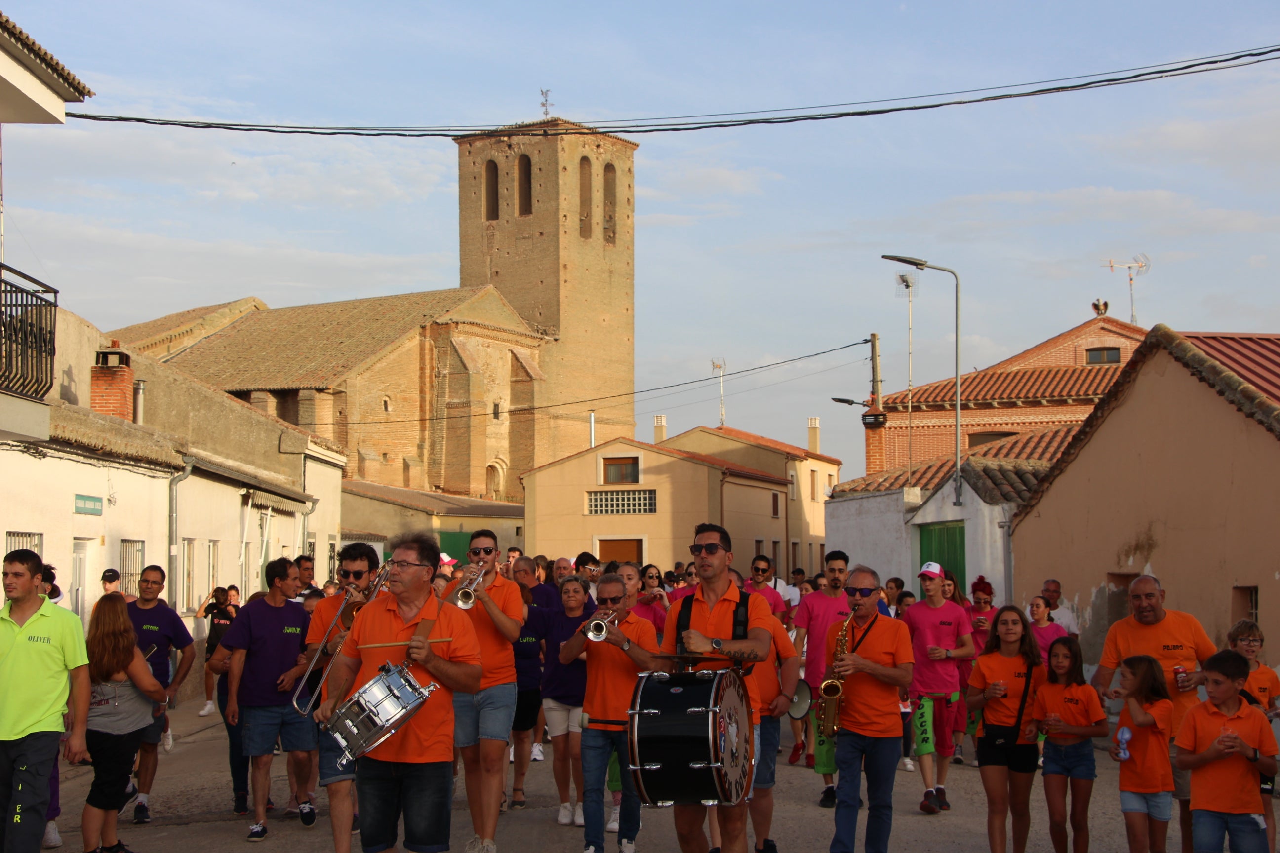 Las peñas llenan de animación las calles de Villaflores