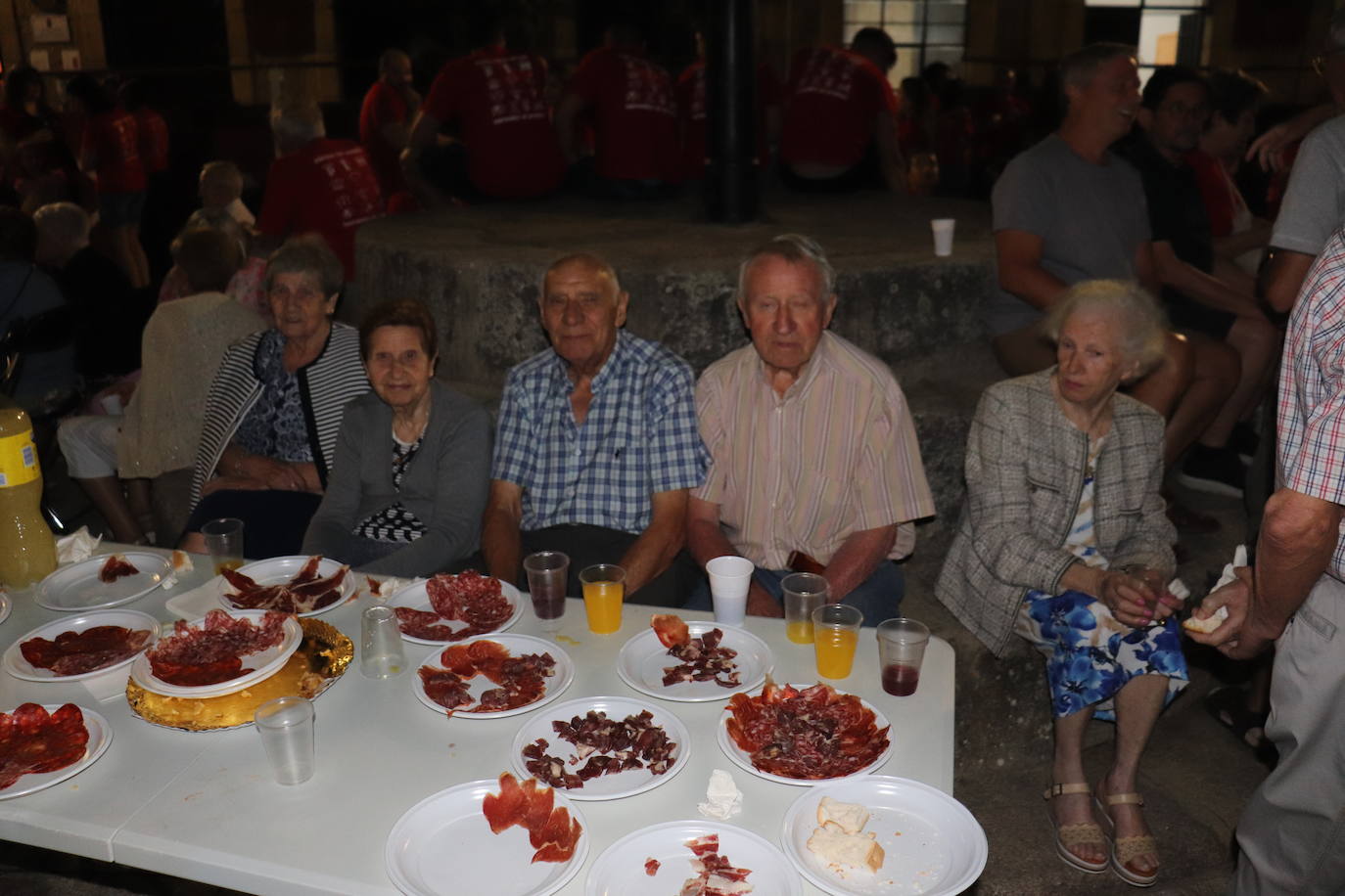 Las peñas animan la noche en Santibáñez de la Sierra