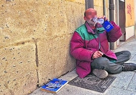 Francisco bebe un poco de agua para combatir las altas temperaturas.