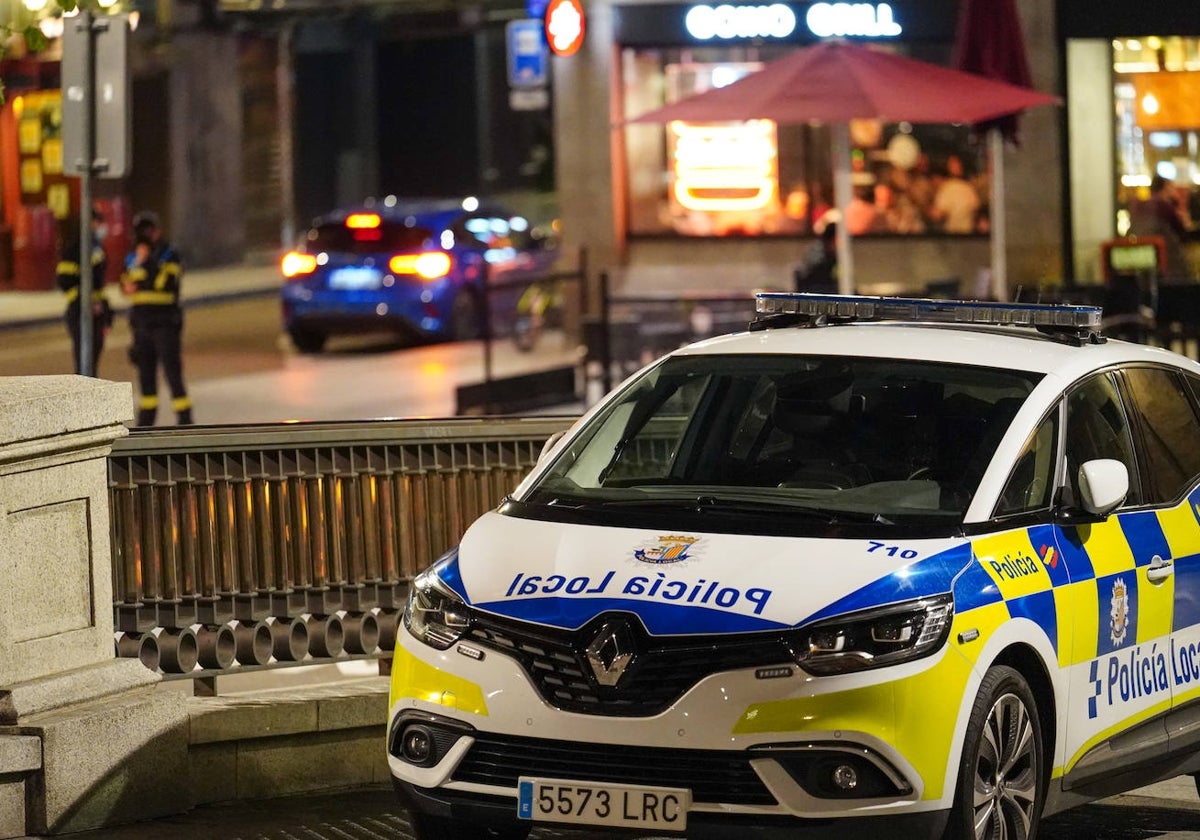 Imagen de un coche de la Policía Local en el centro de Salamanca.