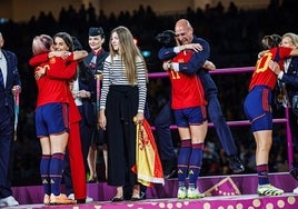 Jenni Hermoso y Luis Rubiales en la final del Mundial.