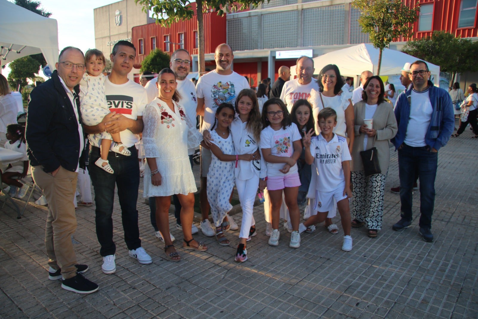 Villares disfruta de su gran fiesta de aire ibicenco para poner fin al verano