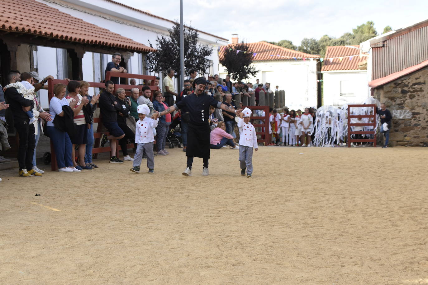 El Cabaco cierra las fiestas de San Juan con una animada mascarada