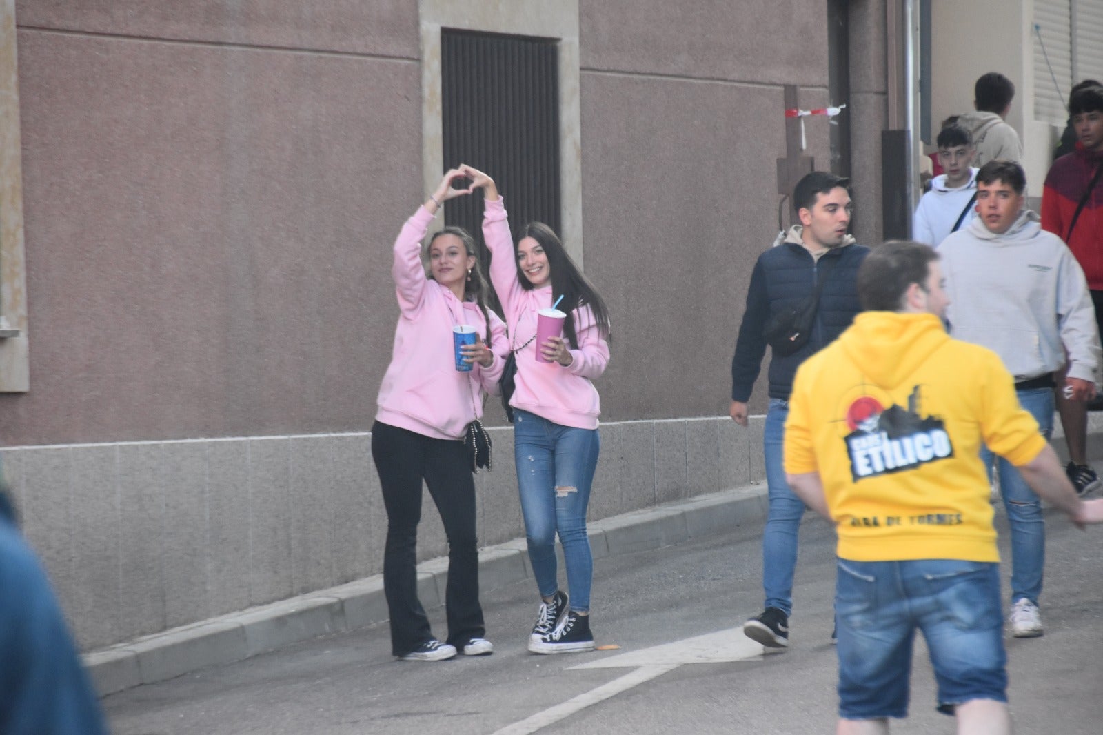 Chocolatada y encierro para abrir el día festivo en Alba de Tormes