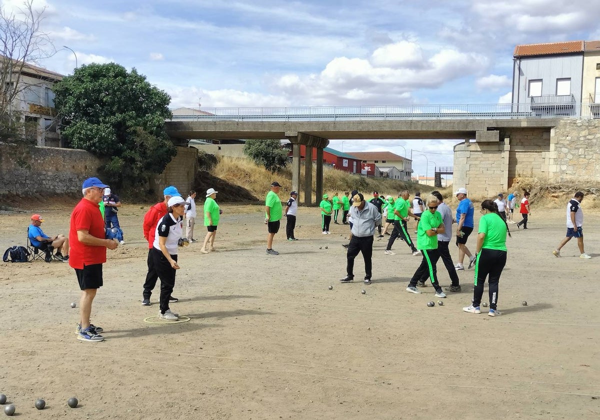 Guijuelo disfruta de la petanca con un torneo nacional