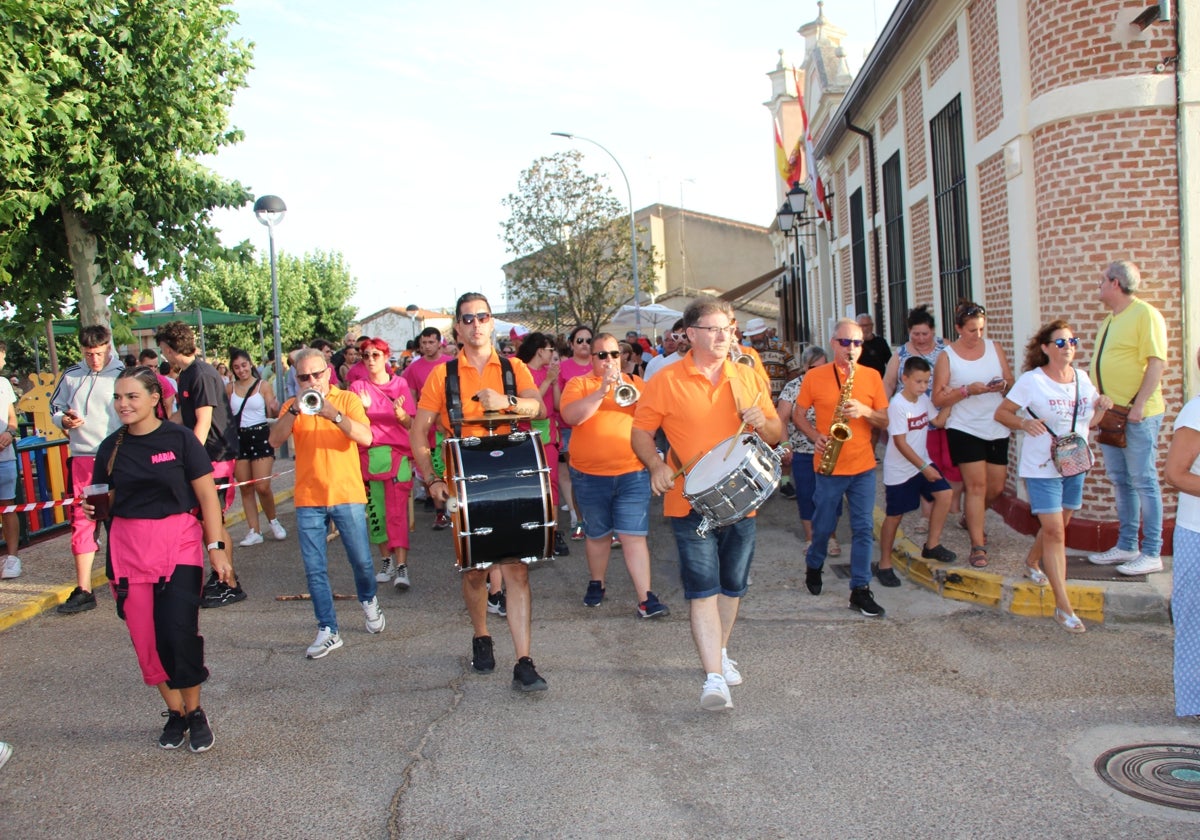 Las peñas llenan de animación las calles de Villaflores