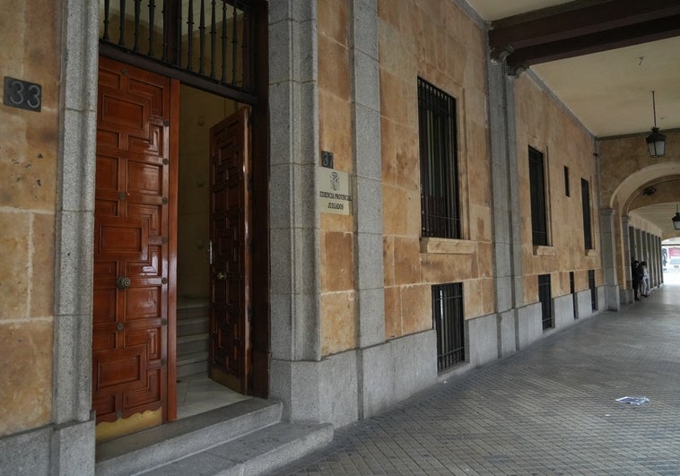 A juicio en Salamanca por timar a una pareja con un próspero pero falso negocio de trasplante y cuidado capilar