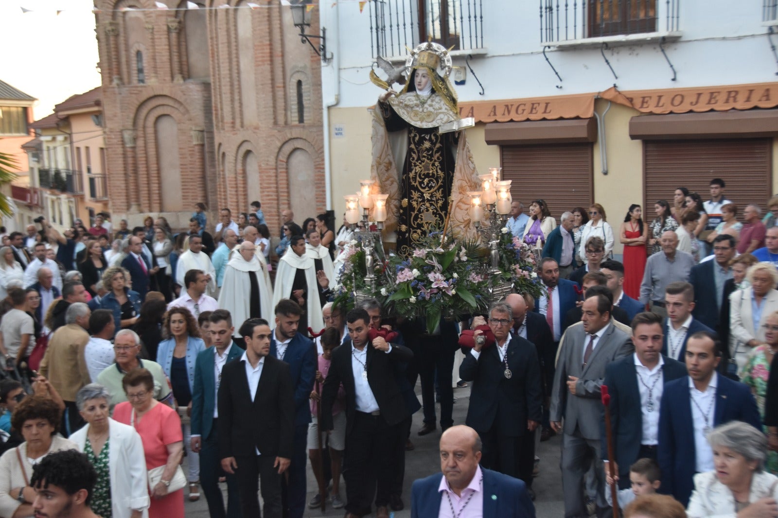 Alba arropa a Santa Teresa en su vuelta a clausura hasta octubre