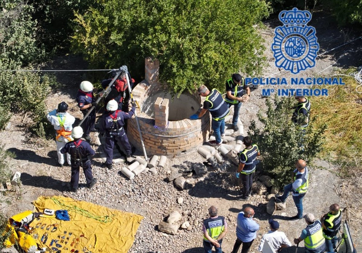 Cuerpos de la Policía Nacional en las inmediaciones del pozo.