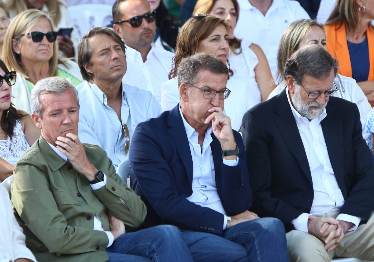 Alberto Núñez Feijoo, flanqueado por Alfonso Rueda y Mariano Rajoy en Pontevedra.