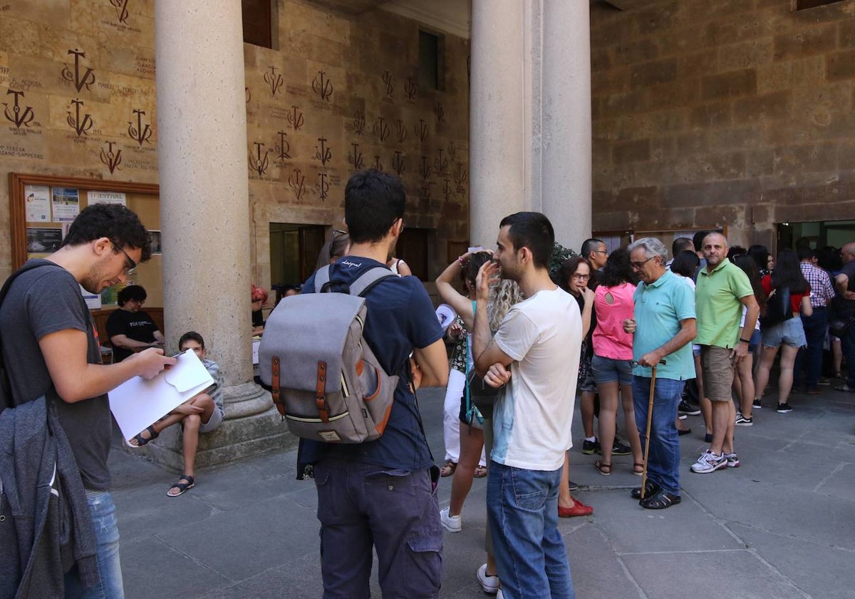 Colas para matricularse en la Facultad de Filología el año pasado.