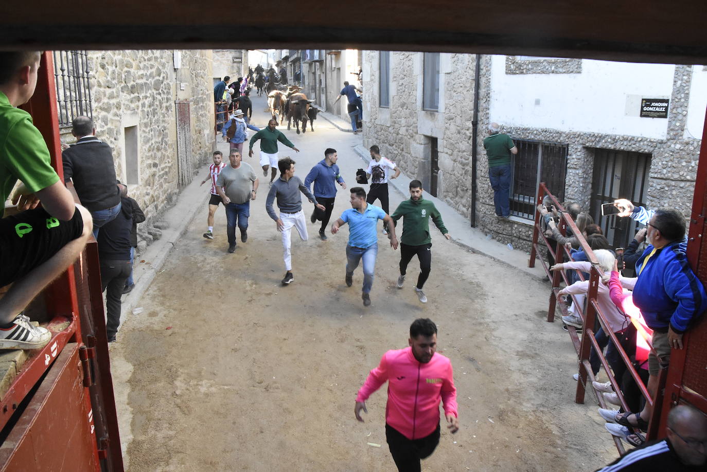 Las incombustibles peñas de Aldeadávila de la Ribera despiden las fiestas de San Bartolo