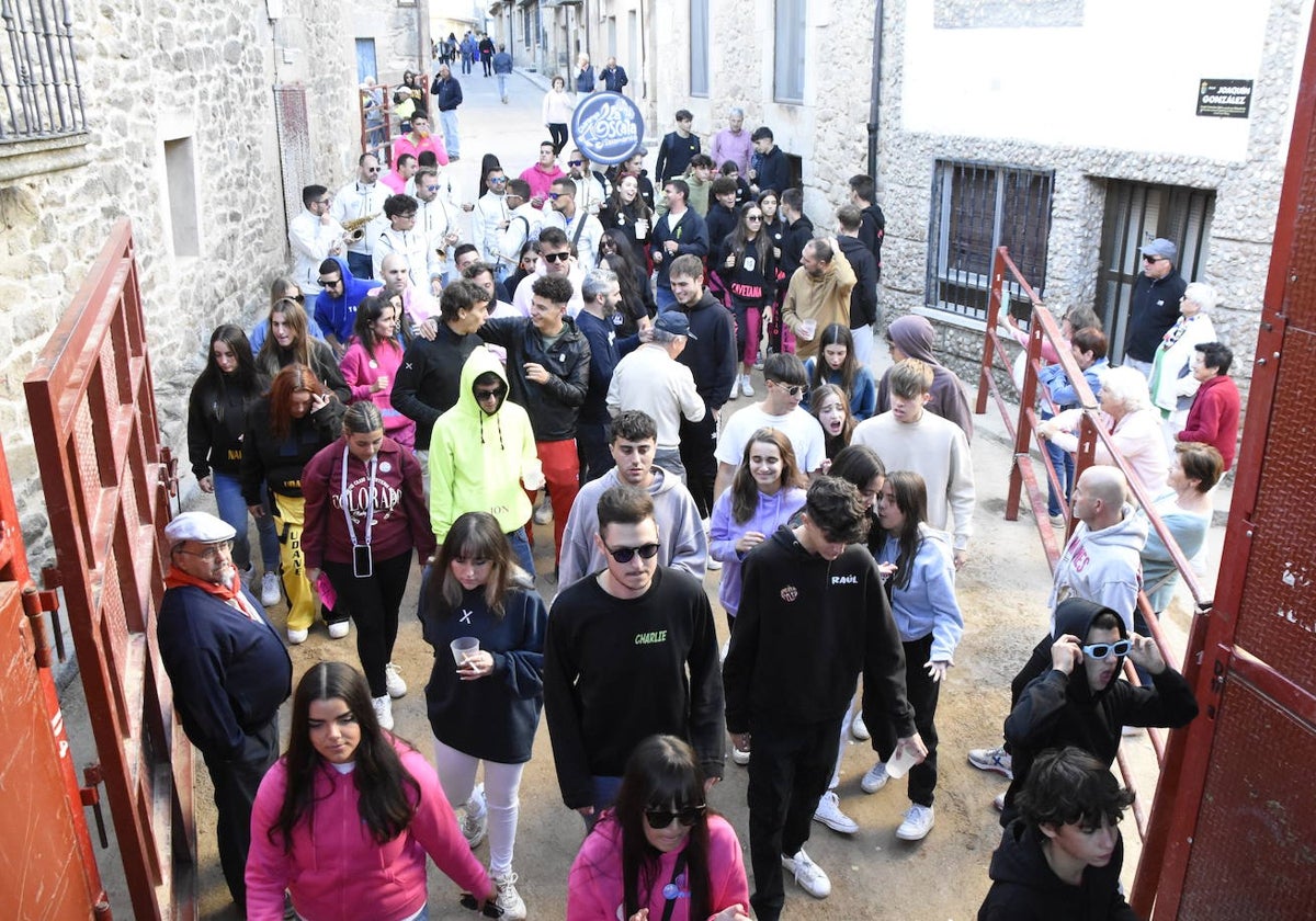 Las incombustibles peñas de Aldeadávila de la Ribera despiden las fiestas de San Bartolo