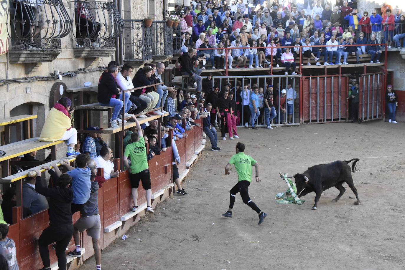 Las incombustibles peñas de Aldeadávila de la Ribera despiden las fiestas de San Bartolo