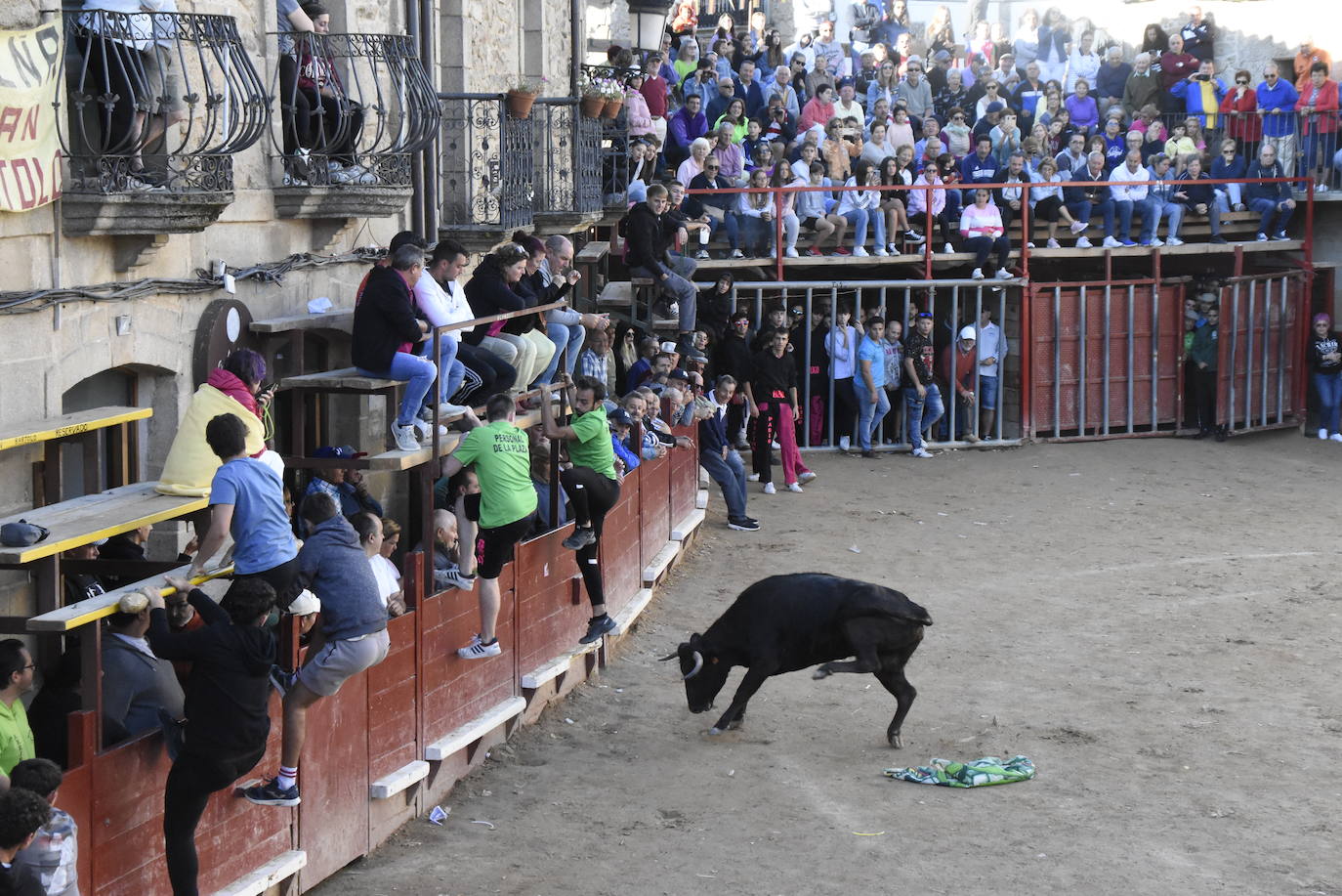 Las incombustibles peñas de Aldeadávila de la Ribera despiden las fiestas de San Bartolo