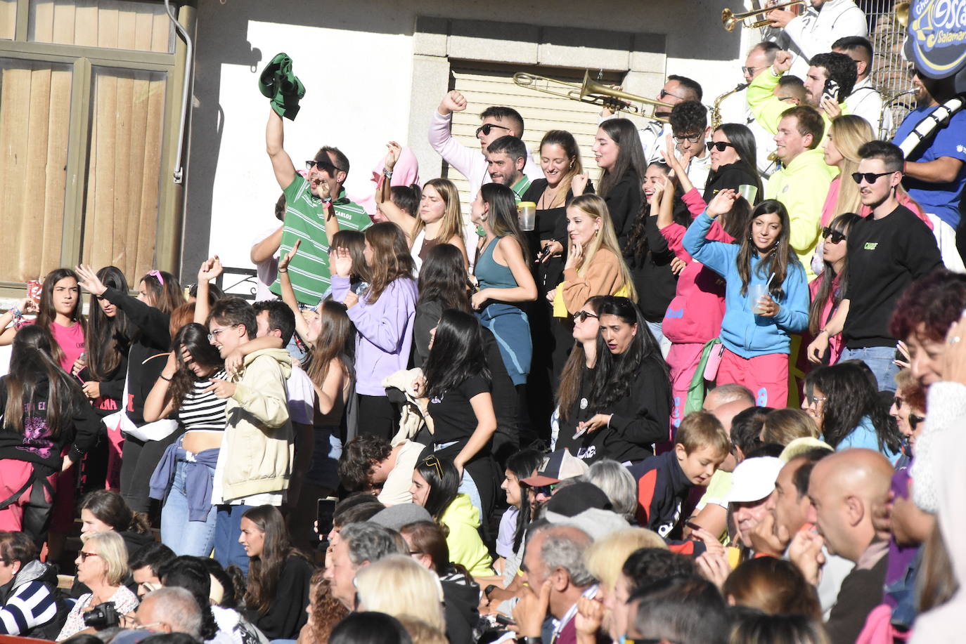 Las incombustibles peñas de Aldeadávila de la Ribera despiden las fiestas de San Bartolo