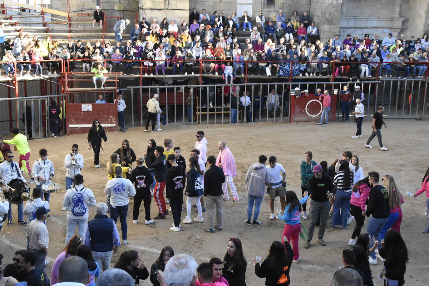 Las incombustibles peñas de Aldeadávila de la Ribera despiden las fiestas de San Bartolo