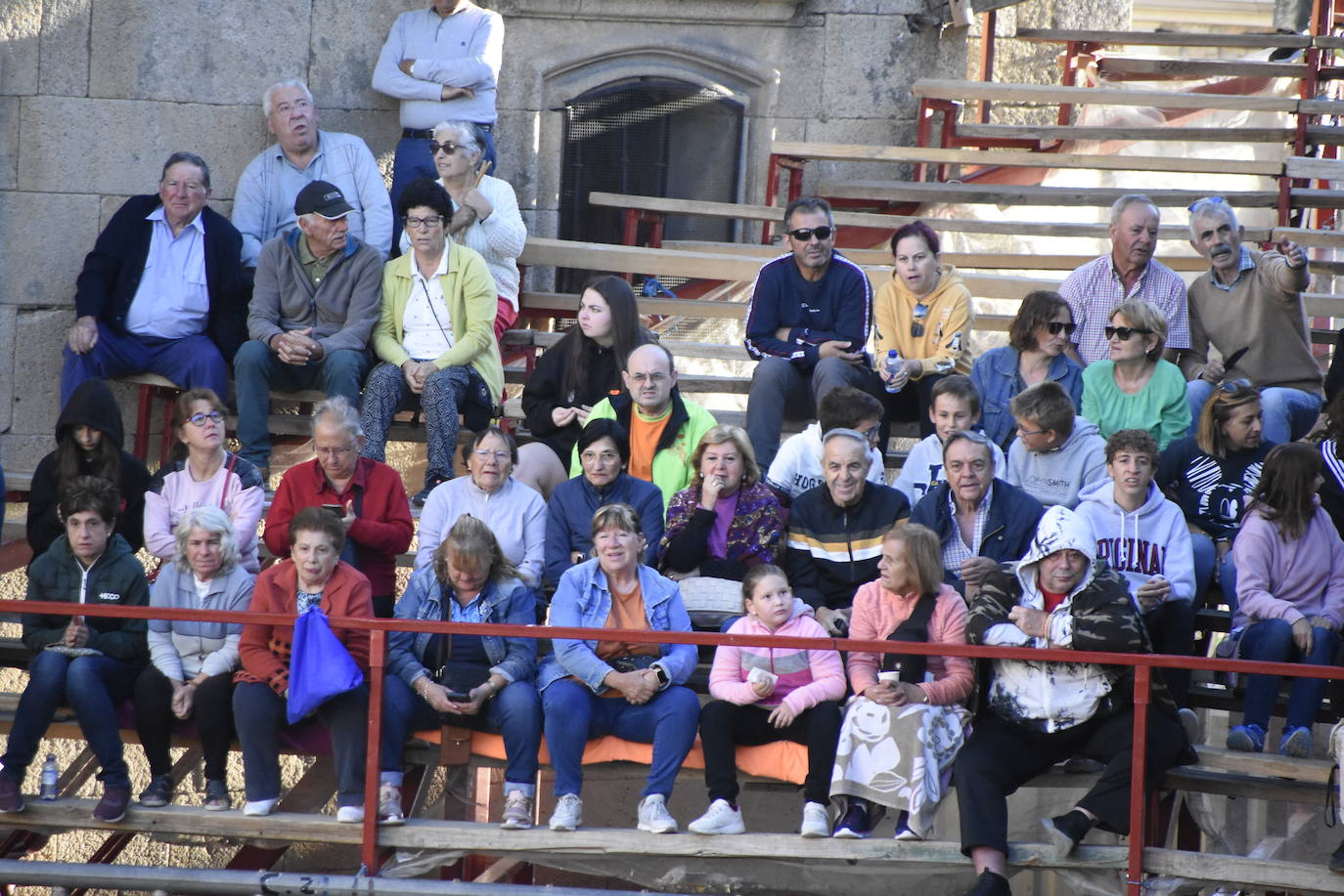 Las incombustibles peñas de Aldeadávila de la Ribera despiden las fiestas de San Bartolo