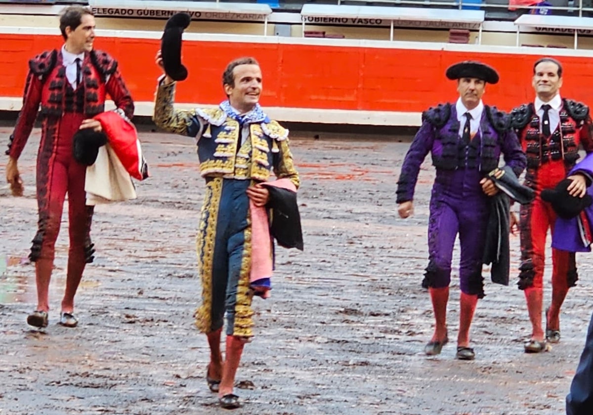 Gran faena de Castaño en el barrizal de la plaza de toros de Bilbao.