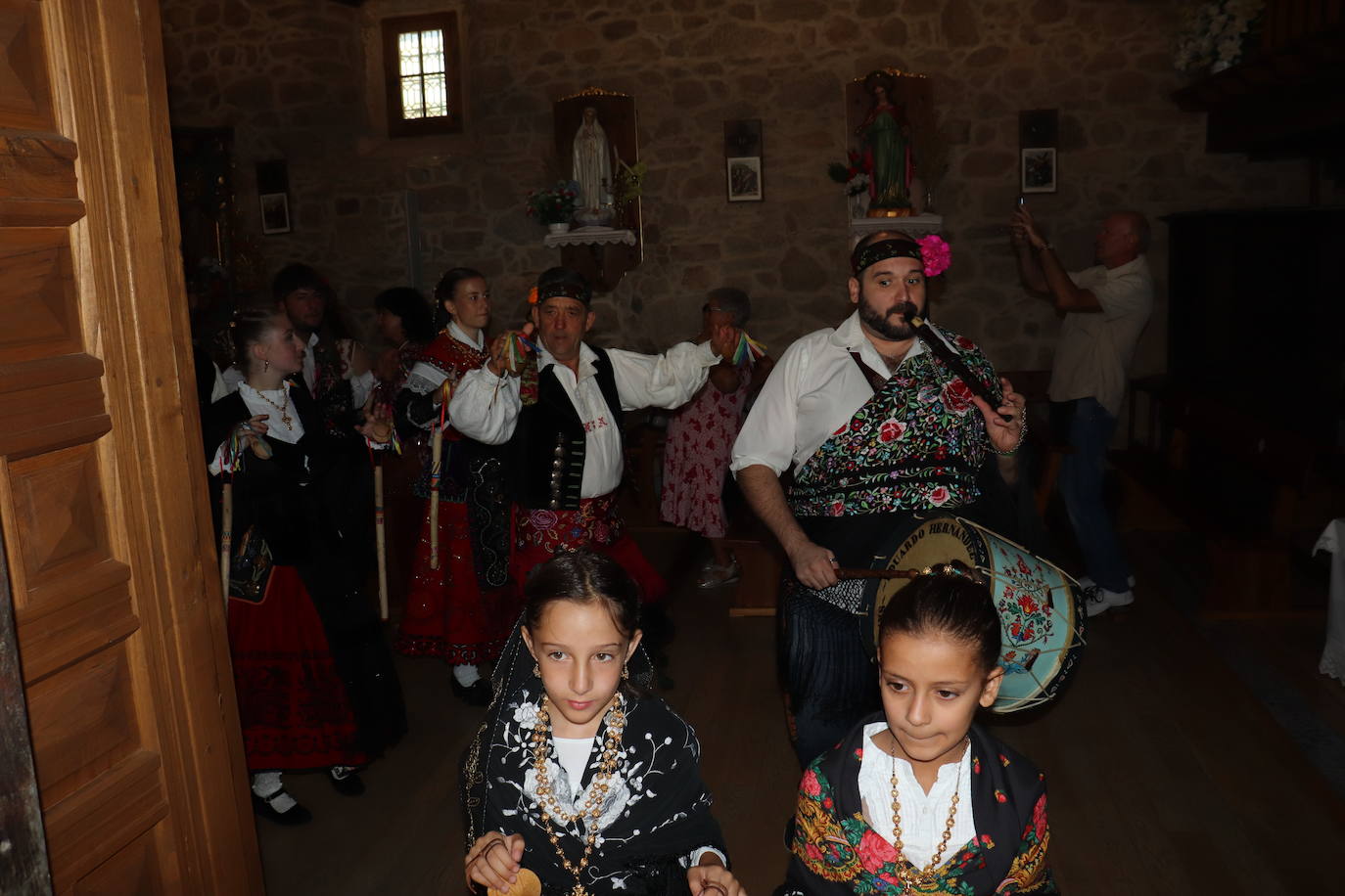 Las danzas unen a Santibáñez de la Sierra en torno a San Agustín