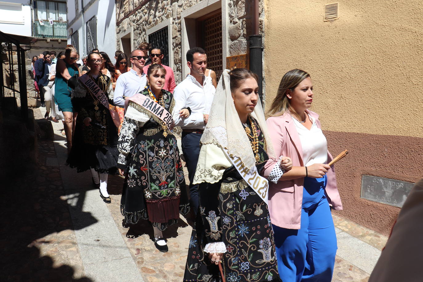 Las danzas unen a Santibáñez de la Sierra en torno a San Agustín